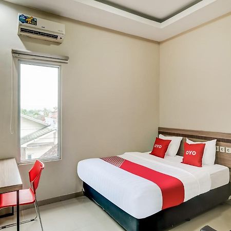 Oyo 90986 Hotel Srikandi Adisucipto Kalasan Buitenkant foto