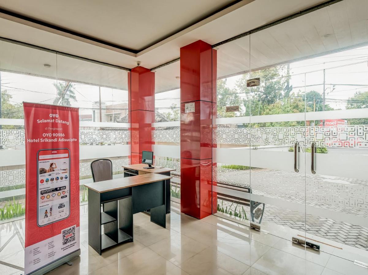 Oyo 90986 Hotel Srikandi Adisucipto Kalasan Buitenkant foto