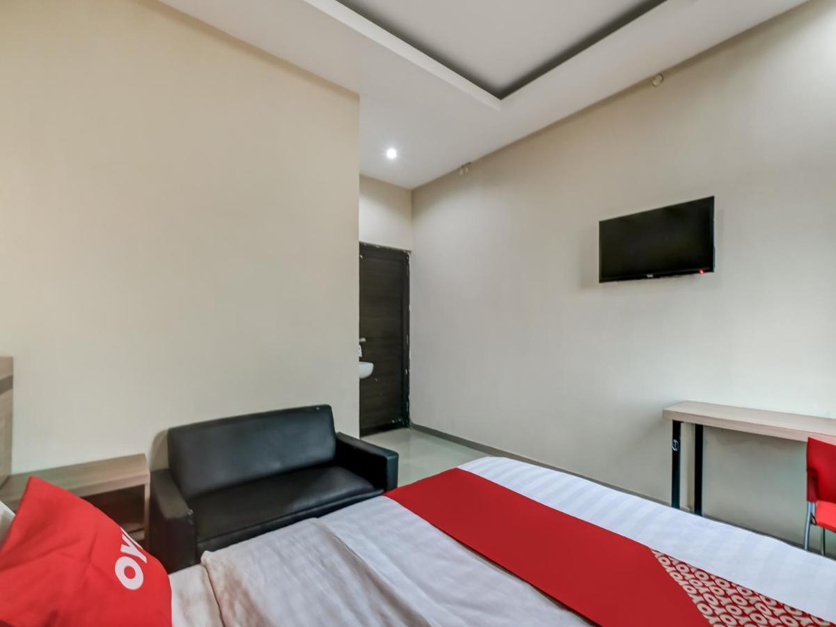 Oyo 90986 Hotel Srikandi Adisucipto Kalasan Buitenkant foto