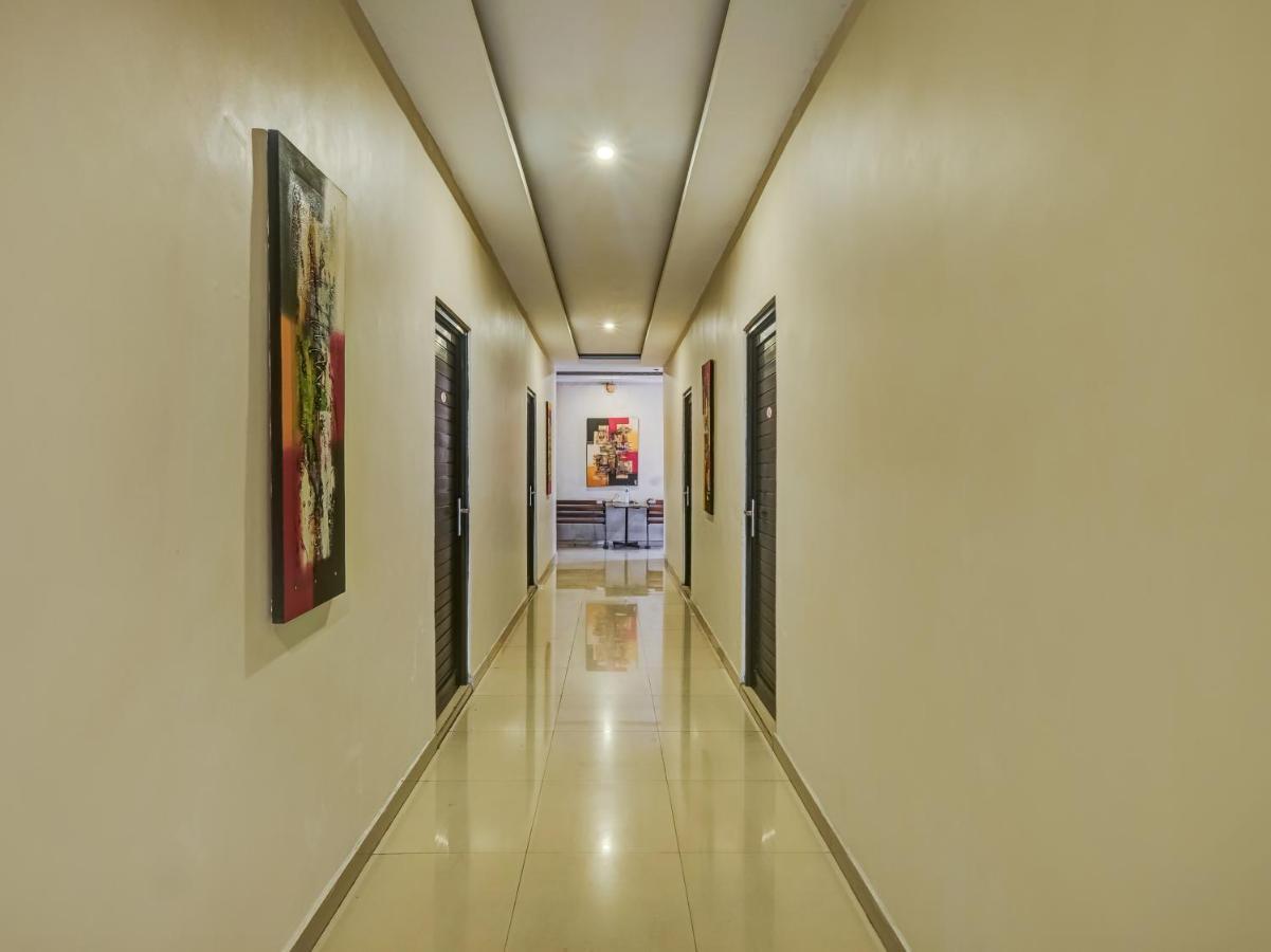 Oyo 90986 Hotel Srikandi Adisucipto Kalasan Buitenkant foto
