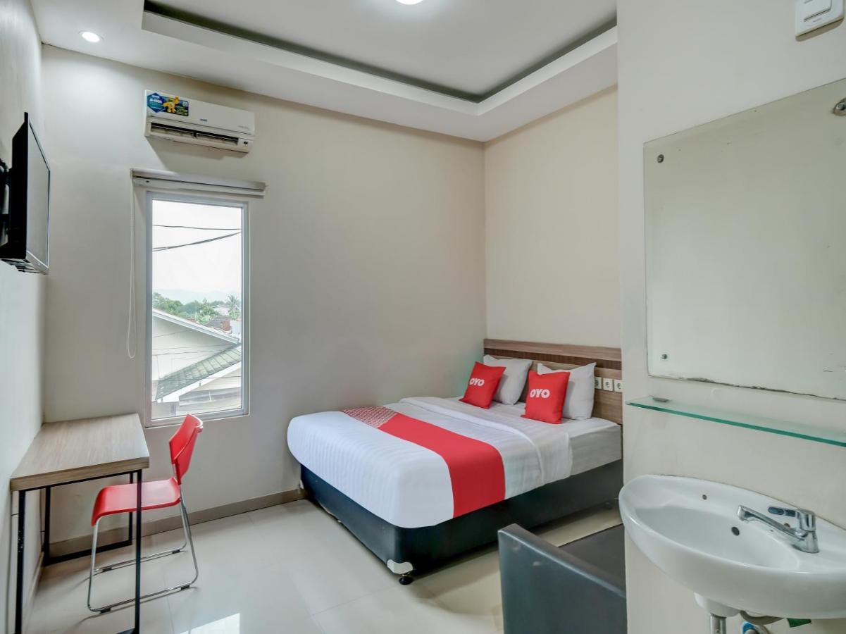 Oyo 90986 Hotel Srikandi Adisucipto Kalasan Buitenkant foto