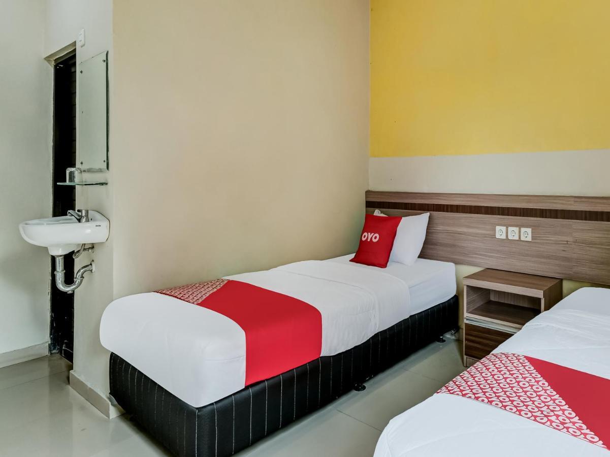 Oyo 90986 Hotel Srikandi Adisucipto Kalasan Buitenkant foto