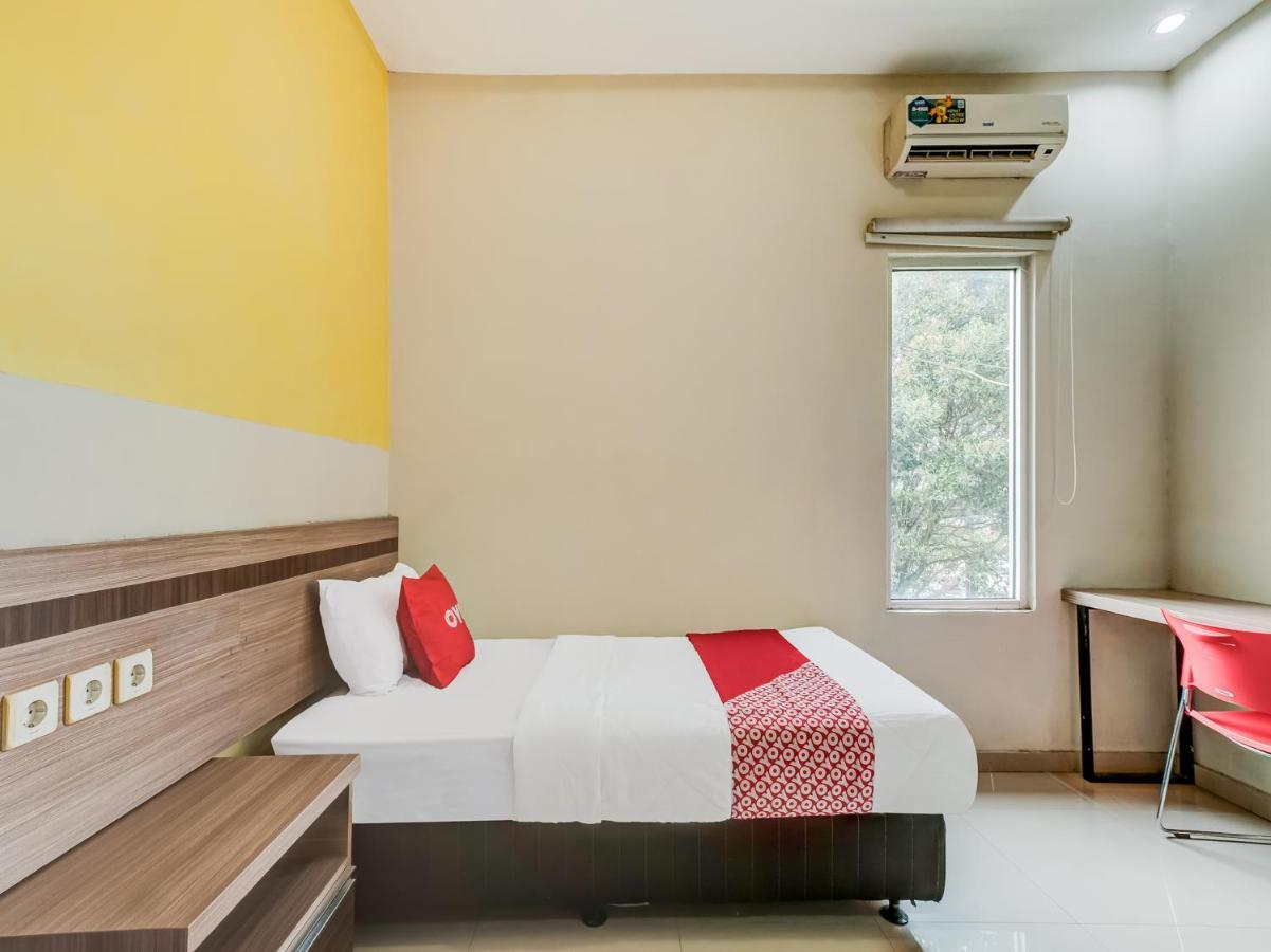 Oyo 90986 Hotel Srikandi Adisucipto Kalasan Buitenkant foto