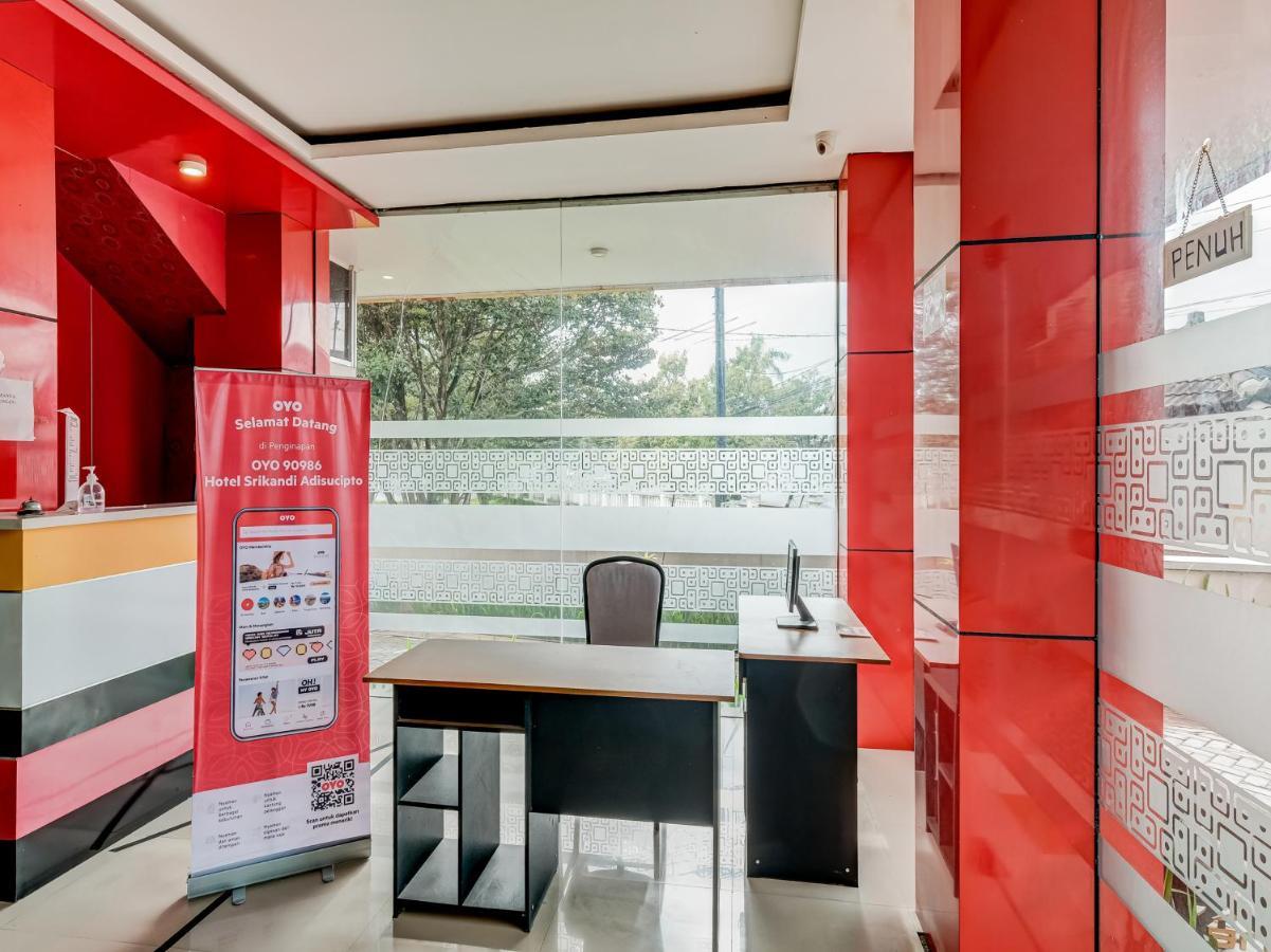 Oyo 90986 Hotel Srikandi Adisucipto Kalasan Buitenkant foto