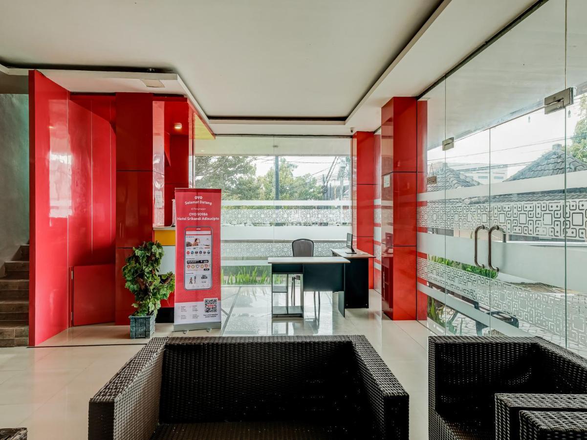Oyo 90986 Hotel Srikandi Adisucipto Kalasan Buitenkant foto
