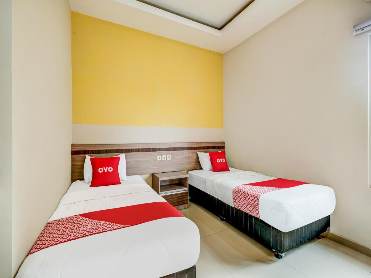 Oyo 90986 Hotel Srikandi Adisucipto Kalasan Buitenkant foto