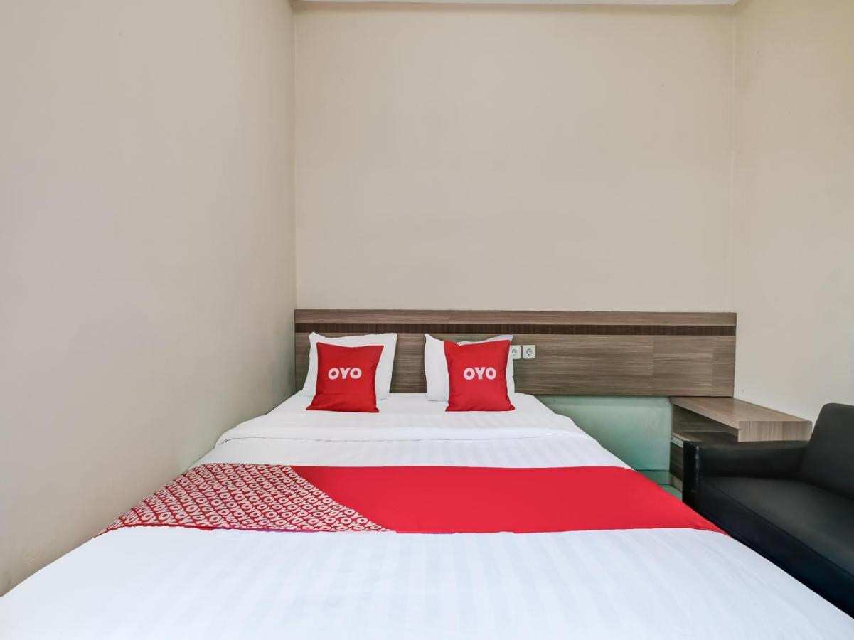 Oyo 90986 Hotel Srikandi Adisucipto Kalasan Buitenkant foto