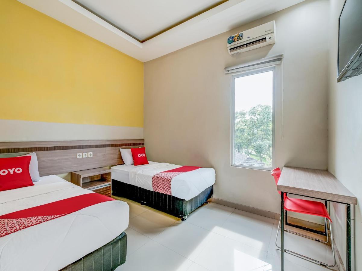 Oyo 90986 Hotel Srikandi Adisucipto Kalasan Buitenkant foto