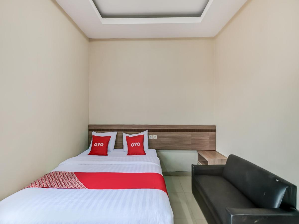 Oyo 90986 Hotel Srikandi Adisucipto Kalasan Buitenkant foto
