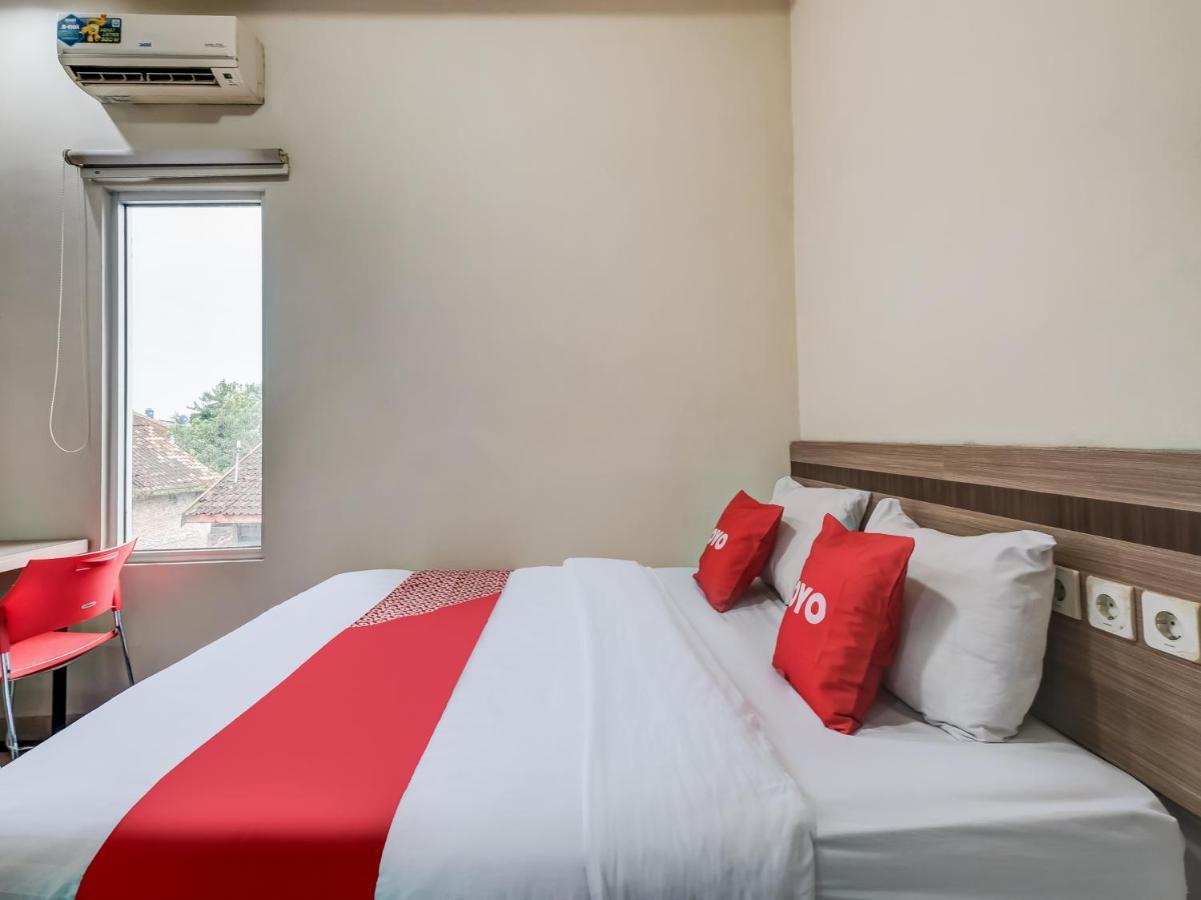 Oyo 90986 Hotel Srikandi Adisucipto Kalasan Buitenkant foto
