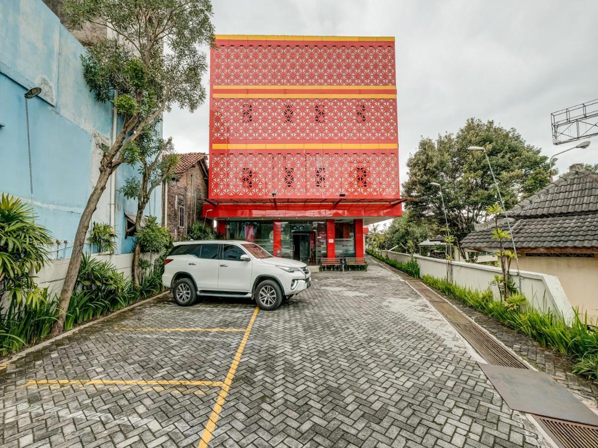 Oyo 90986 Hotel Srikandi Adisucipto Kalasan Buitenkant foto