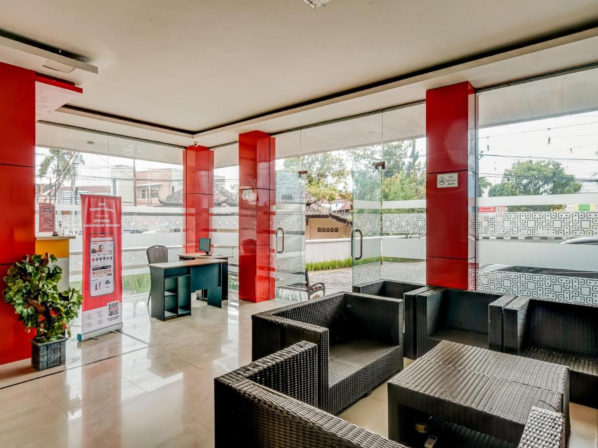 Oyo 90986 Hotel Srikandi Adisucipto Kalasan Buitenkant foto