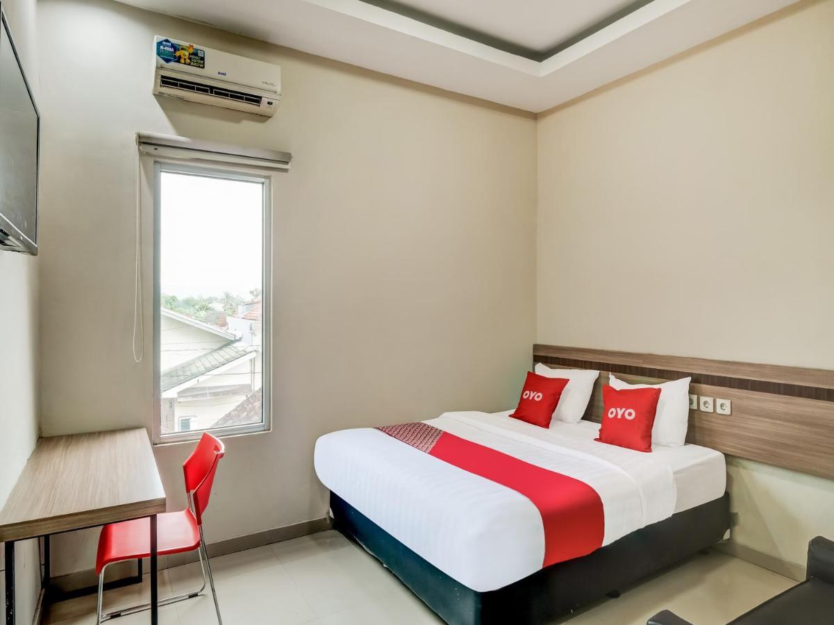 Oyo 90986 Hotel Srikandi Adisucipto Kalasan Buitenkant foto