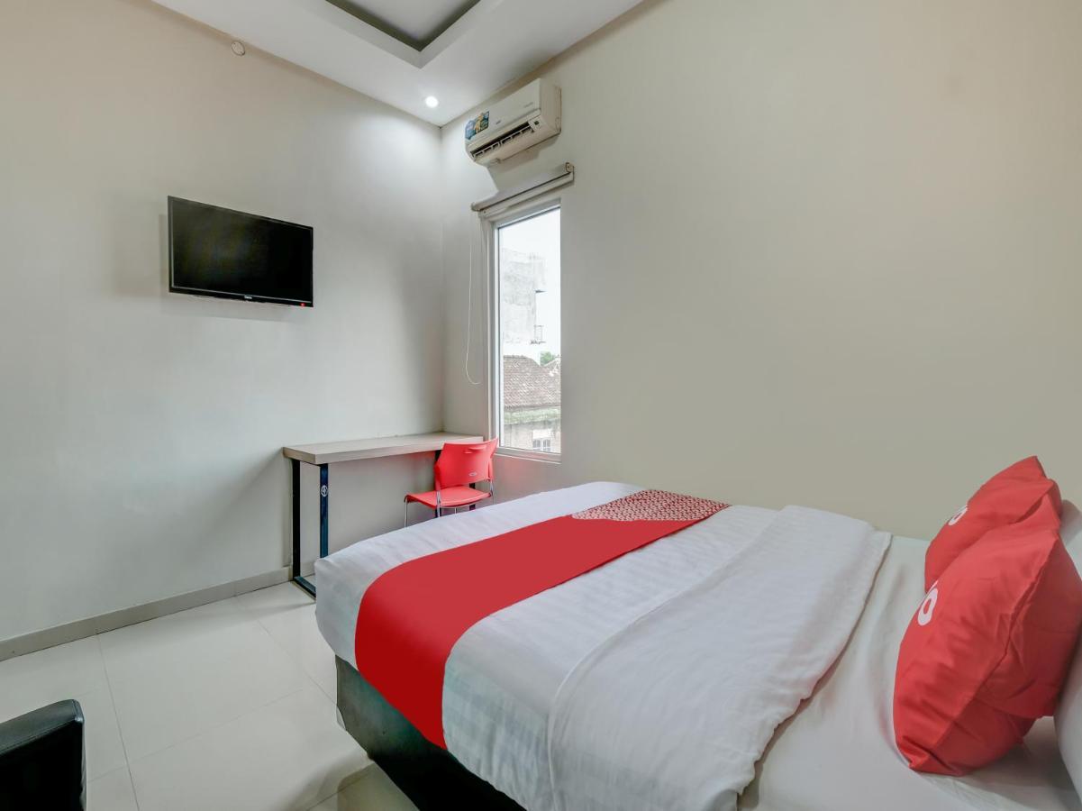 Oyo 90986 Hotel Srikandi Adisucipto Kalasan Buitenkant foto